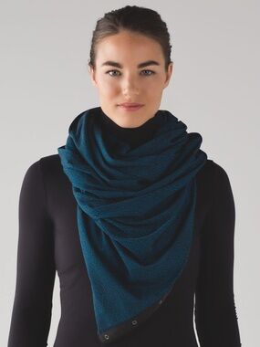 NWT Lululemon Vinyasa Scarf
Running Luon Spray Jacquard Capri Black